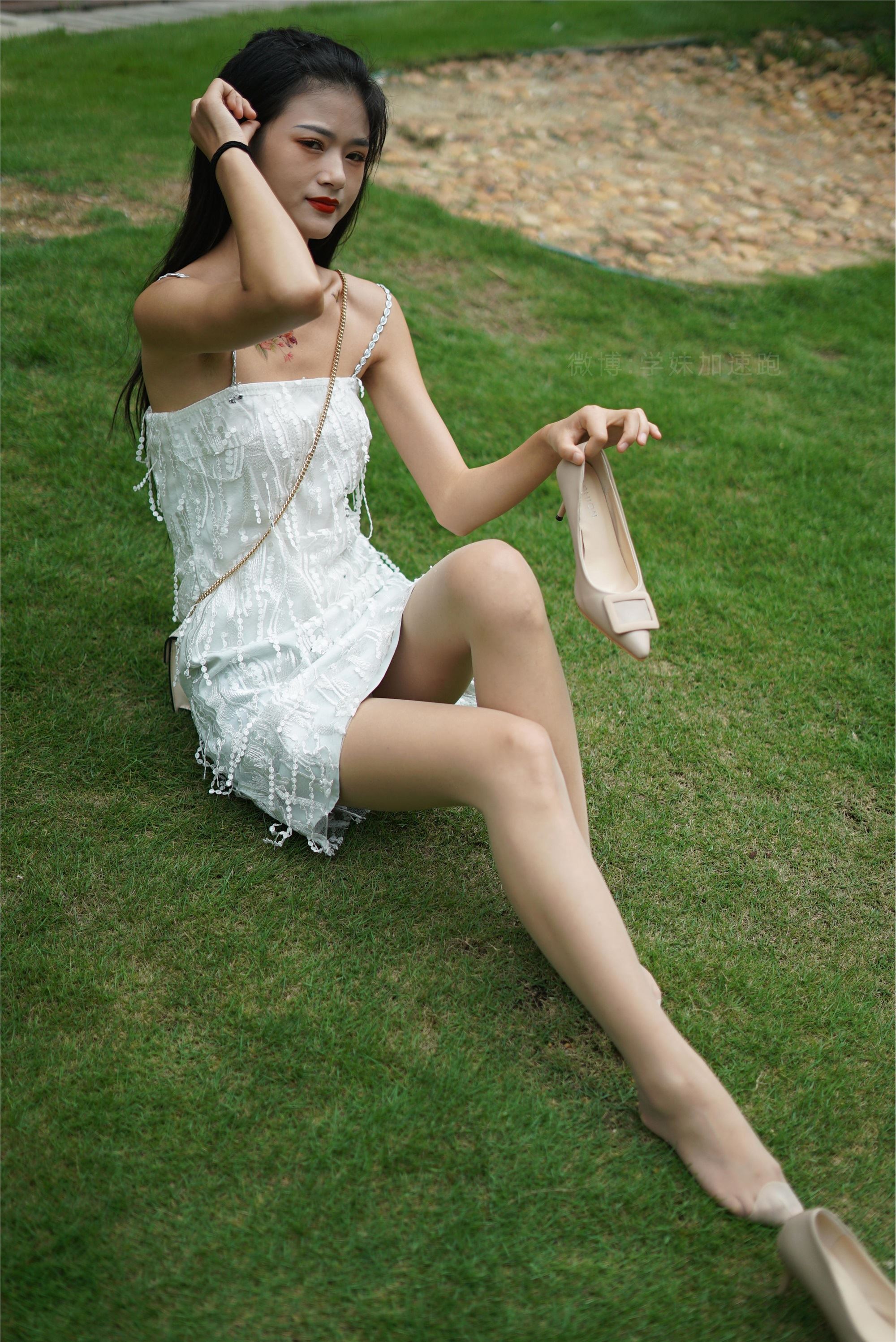 学妹加速跑 XM079《草地上的绿茶jio-鹿酱》